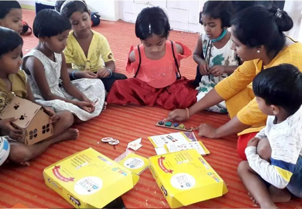 children engaging in stemsunq workshop