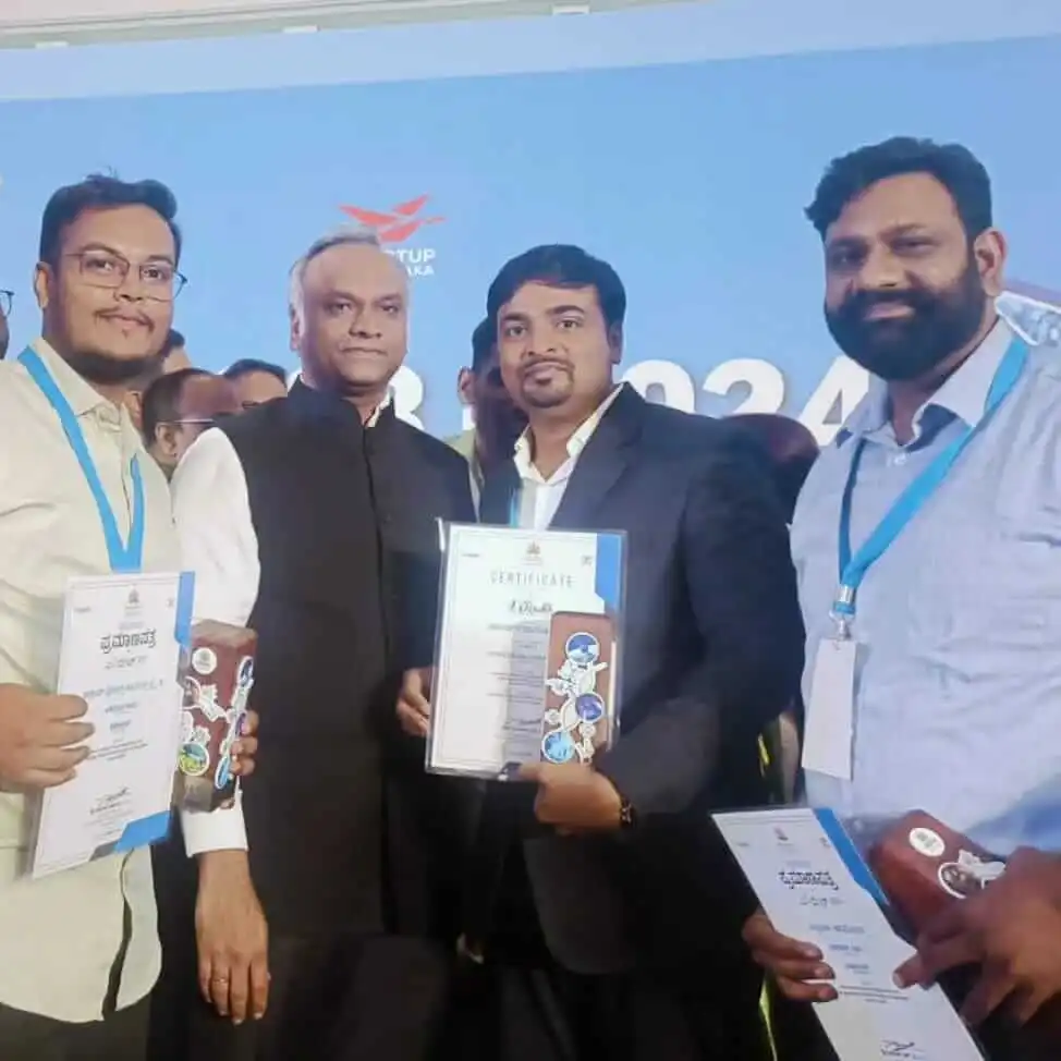 IT-BT-minister-of-karnataka-priyank-kharge-with-founder-sunil-vibhute-of-linuscart-it-solutions-and-stem-sunq